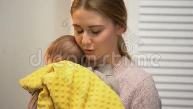年轻母亲抱着可爱的婴儿，人工喂养，<strong>新生儿护理</strong>
